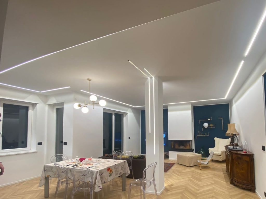 Ribassamento soffitto e illuminazione a luci a LED