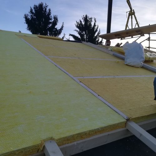 Legno lamellare in pre-taglio a coda di rondine impregnato color miele con isolamento termico in lana di roccia (classe A)