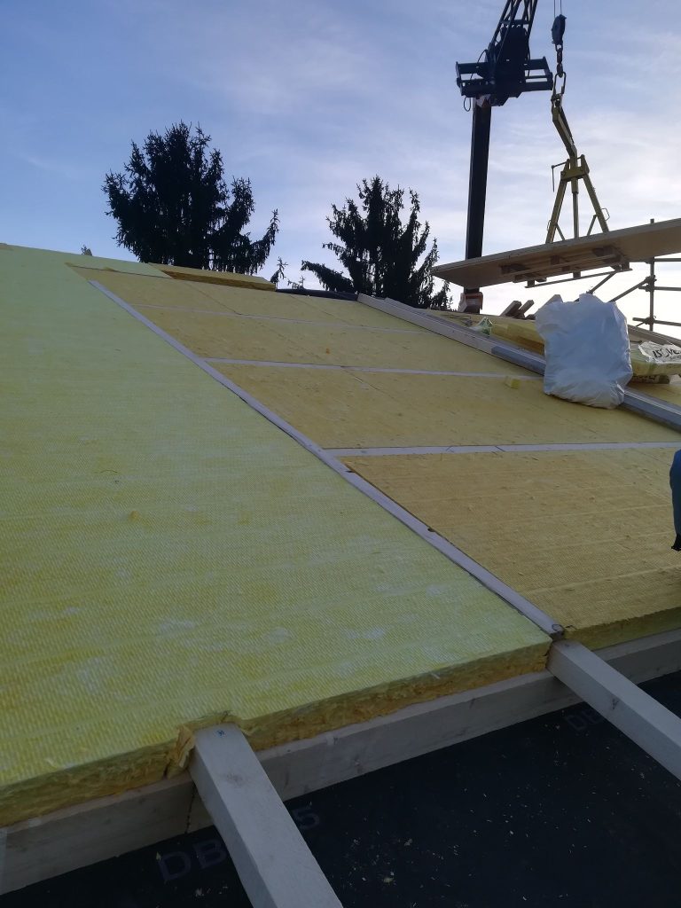 Legno lamellare in pre-taglio a coda di rondine impregnato color miele con isolamento termico in lana di roccia (classe A)